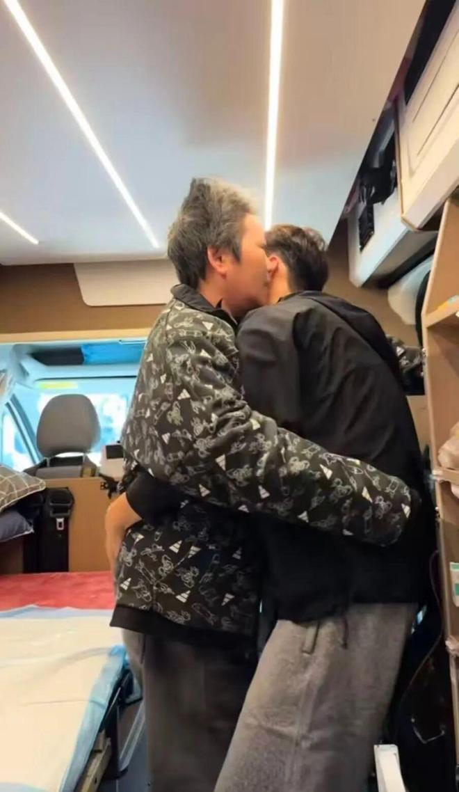 “真男人mvp！”26岁湖北小伙带偏瘫母亲房车旅行获百万点赞：不想让她只在家看天